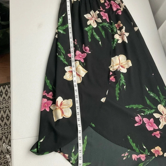 Women’s medium dress, halter style. - Picture 6 of 7